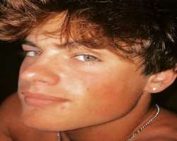 The star has piercings in his ears and also loves to wear jewelry like chains, watches, and rings.